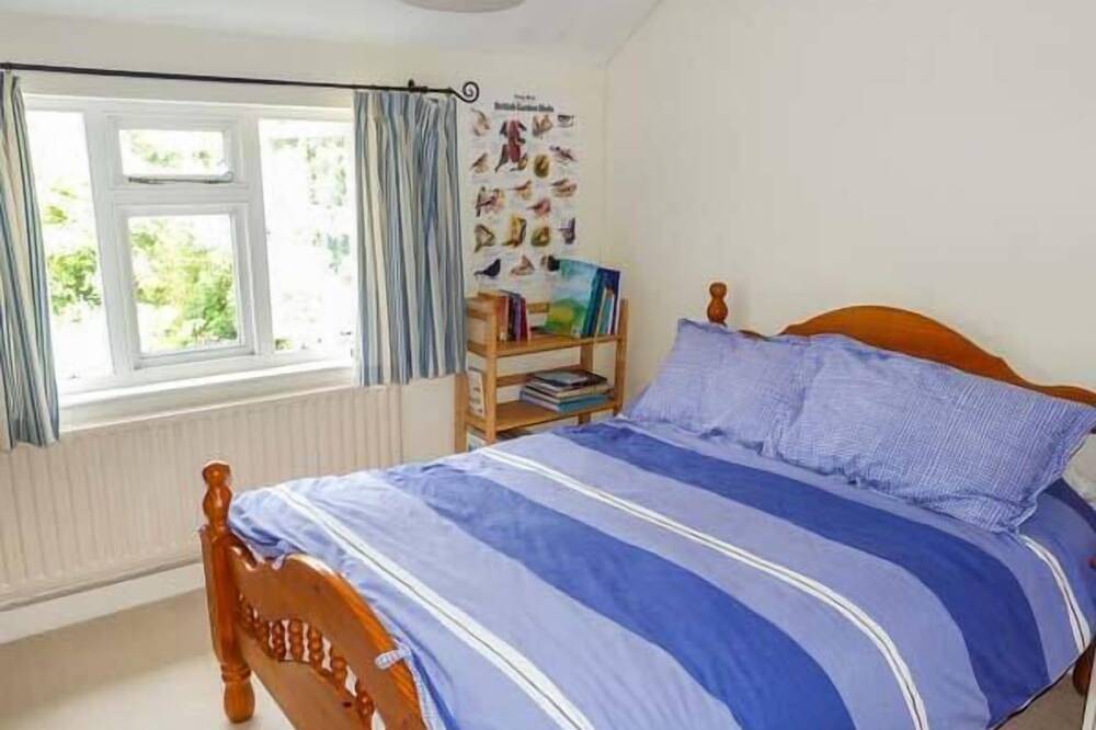 Woodhill Cottage, family friendly, with open fire in Holmbury St Mary in Shere, Guildford