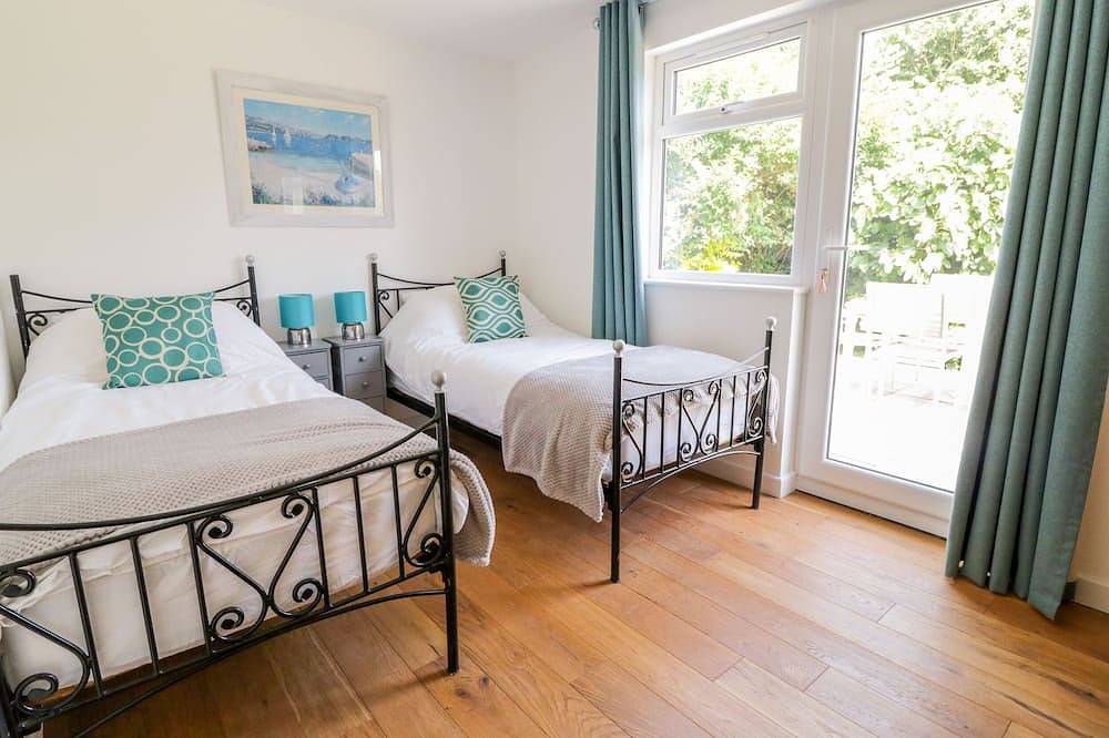 Senafe, pet friendly, country holiday cottage in Widemouth Bay in Widemouth Bay, Pentire Point - Widemouth