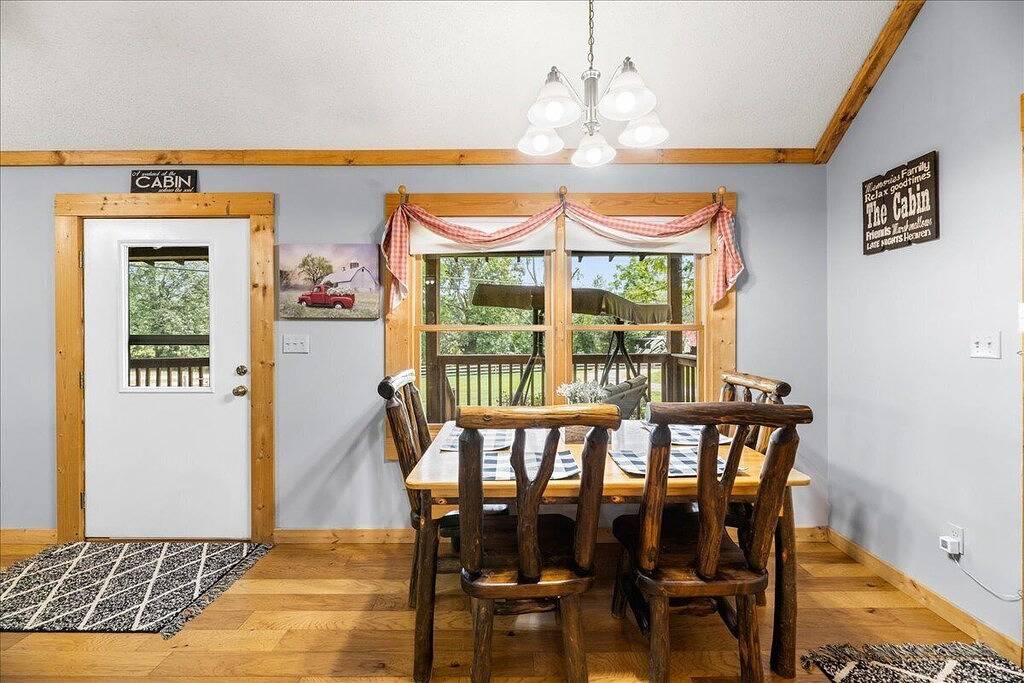 2 bd Cabin, Hot tub, Utk/Neyland, Smokys, 16acres, Fp, Arcade, Fishing in Knox County (TN)