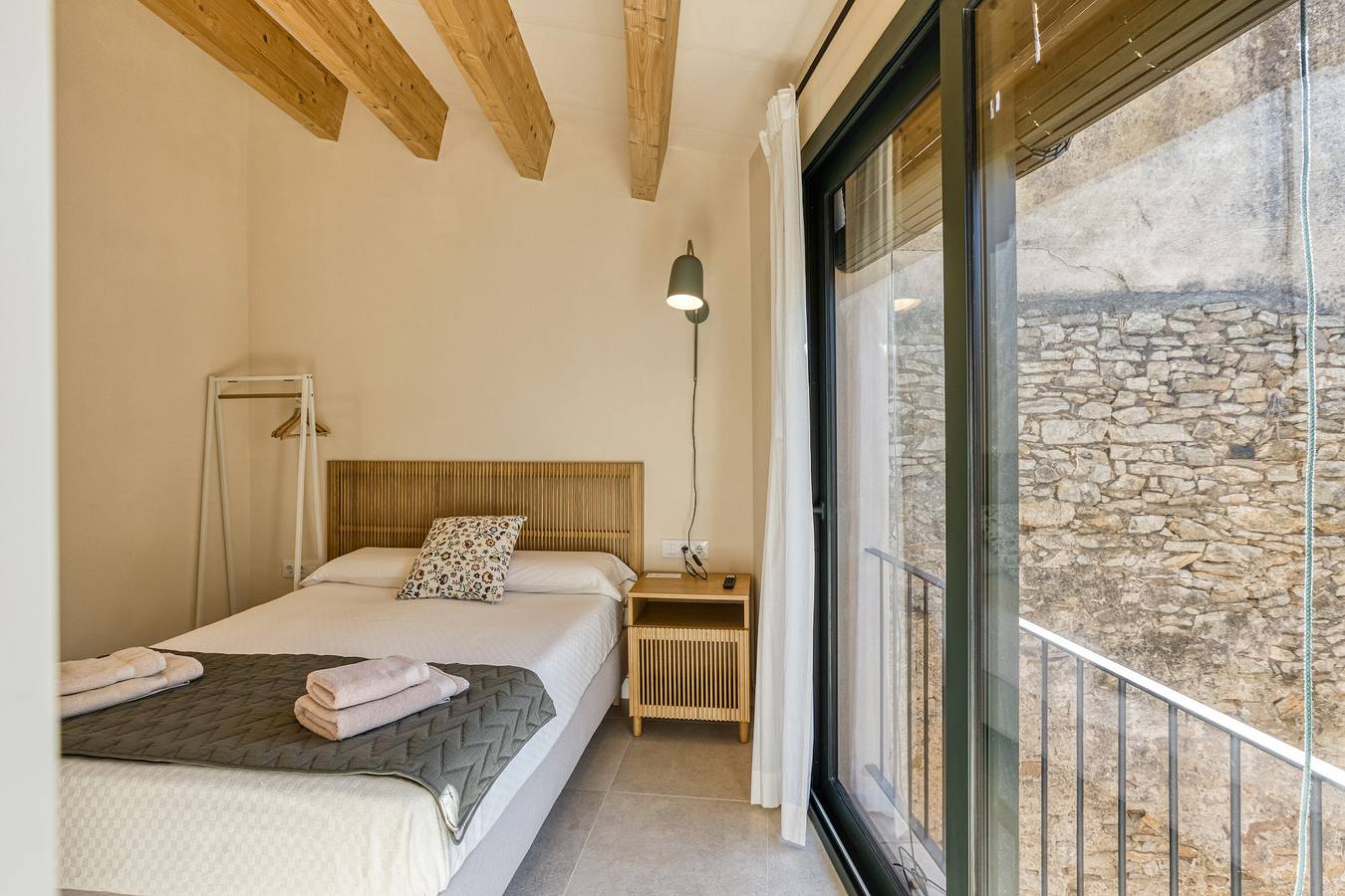 Bed and Breakfast 'Gavarres Habitació' con Wi-Fi y Aire Acondicionado in Forallac, Costa Brava