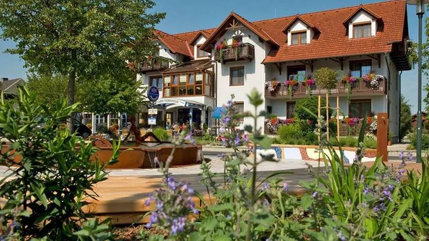 Ferienwohnung für 3 Personen, mit Sauna und Balkon sowie Garten und Pool in Bad Blumau