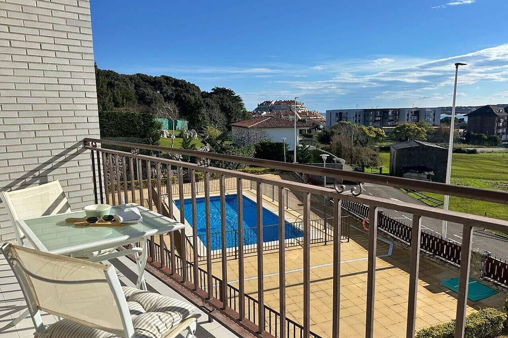 Entire apartment, Disfruta de tus vacaciones en Cantabria en este cómodo apartamento con piscina a unos pasos de la playa del Sable en Isla. in Isla, Arnuero