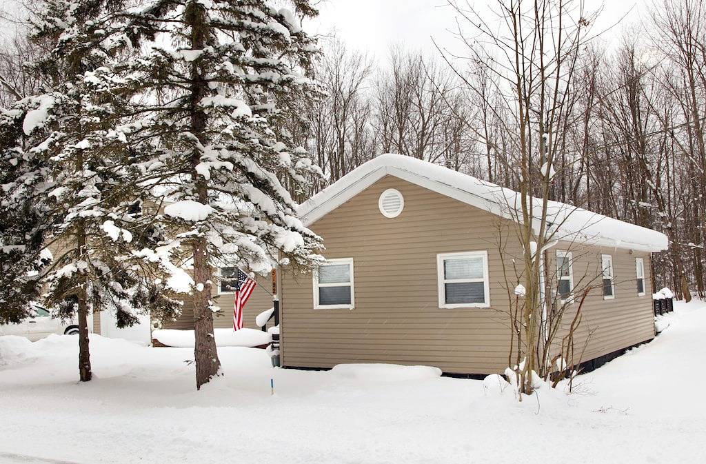 Geräumige Haus Schritte entfernt von \"The Strip\" in Gotl mit 1 Hektar Abgeschiedenheit! in Geneva-on-the-Lake, Ashtabula County