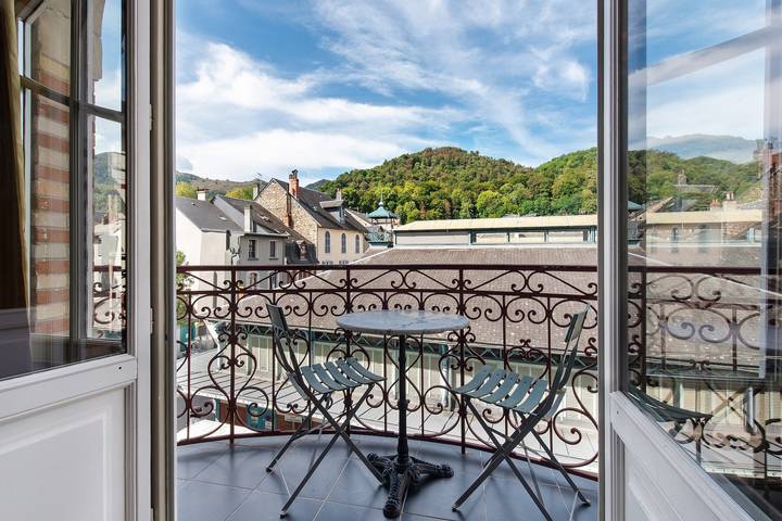 Hel lejlighed, Apartment 'Le Bédat' with Mountain View, Balcony and Wi-Fi in Bagnères-de-Bigorre, Hautes-Pyrénées