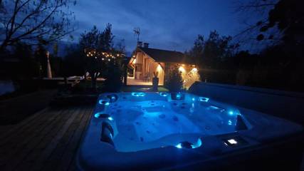 Gîte pour 2 personnes, avec jacuzzi et jardin à Prouilly