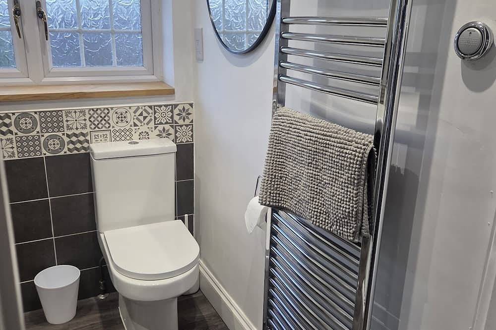 Spacious, clean & comfy 3 bed semi-detached house, in Reading, Berkshire