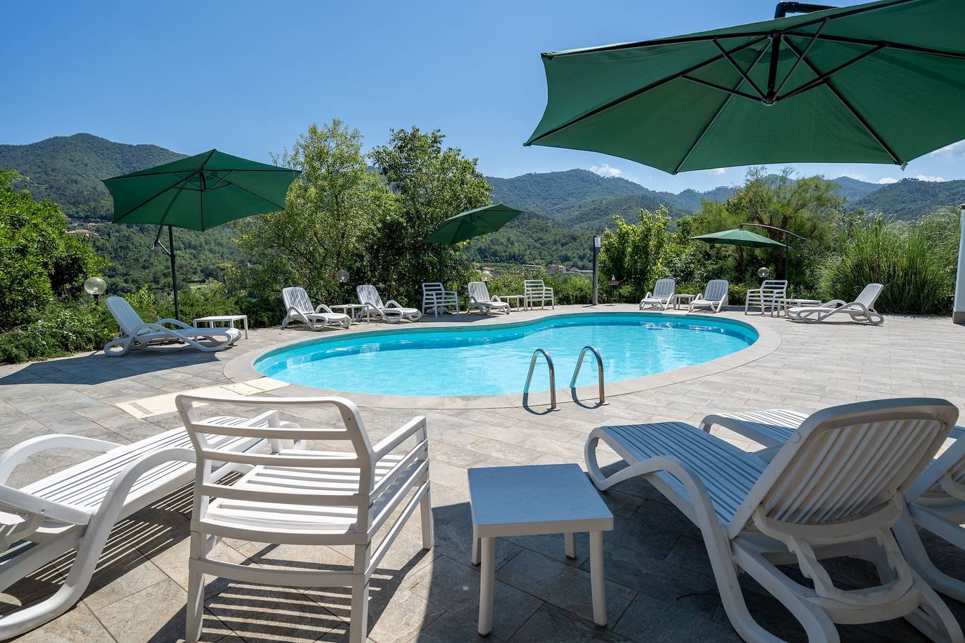 Appartamento intero, Appartamento Rosmarino con vista sulle montagne. Aree comuni con Giardino, piscina condivisa e Wi-Fi in Garlenda, Riviera di Ponente