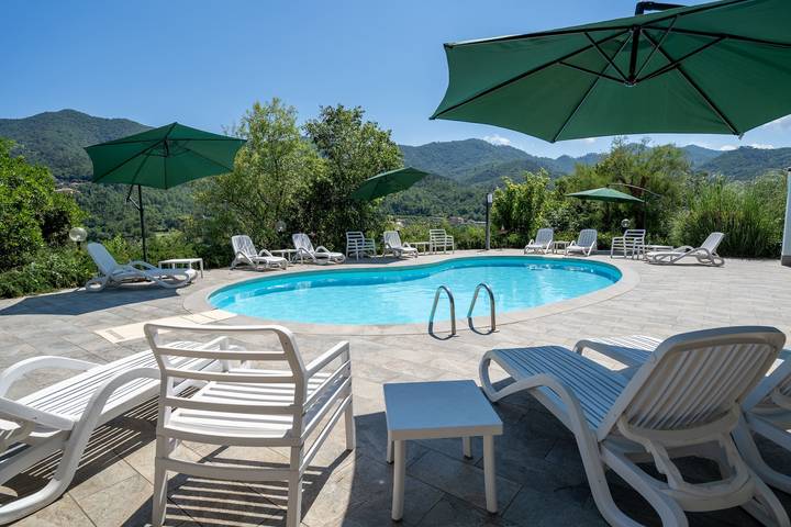 Appartamento intero, Appartamento Rosmarino con vista sulle montagne. Aree comuni con Giardino, piscina condivisa e Wi-Fi in Garlenda, Riviera di Ponente