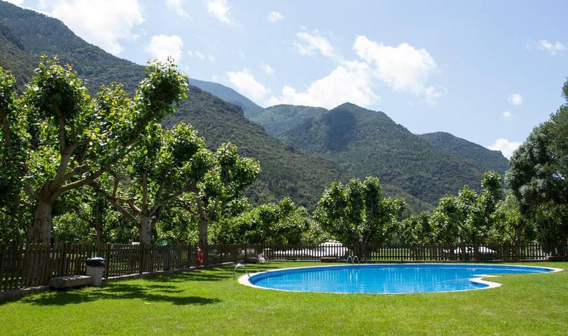 Apartamento para 2 personas, con Terraza y Jardín además de Piscina y Vistas en Sort 