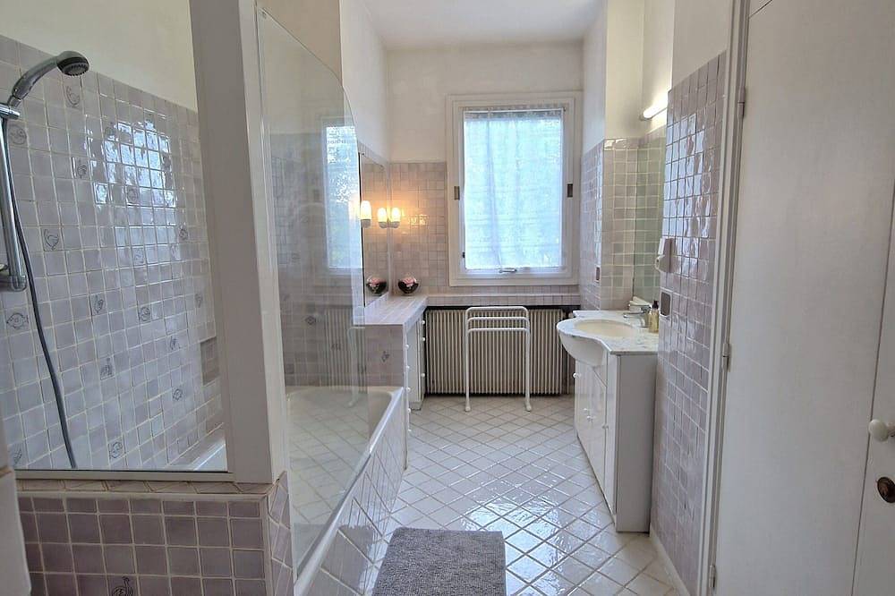 Evian, Stunning Views of Lake Geneva, 300 m from 5-star Royal Hotel in Neuvecelle, Thonon-les-Bains region