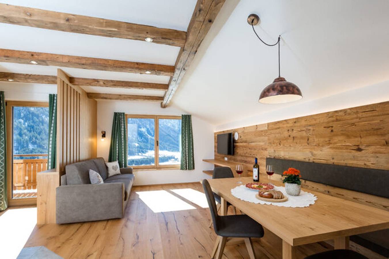 Appartamento intero, Appartamento vacanze 'Ausserharmerhof Wiesenglück' con vista sulle montagne, giardino comune e Wi-Fi in Monti del Villgraten, Valle di Casies