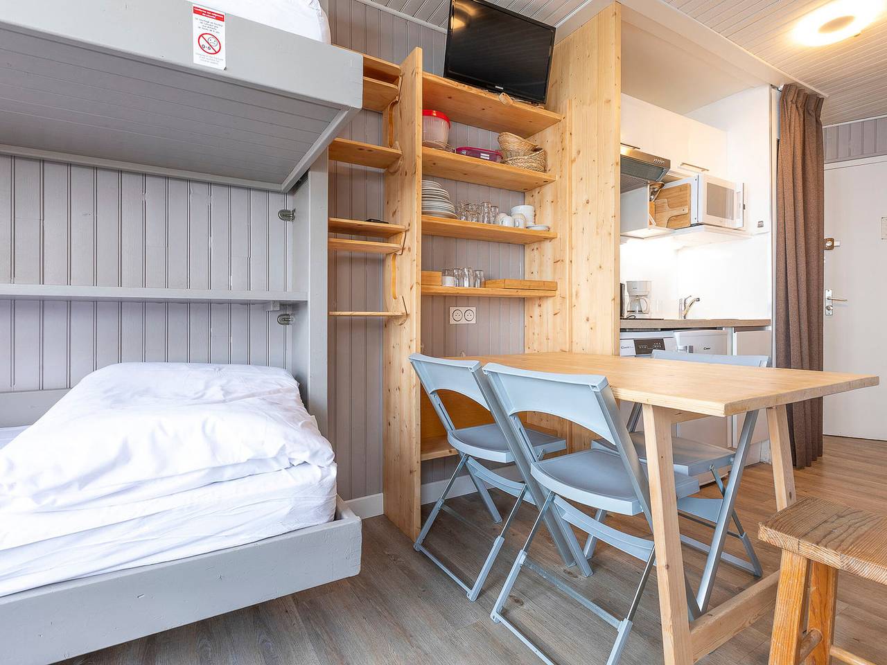 Studio entier, Charmant studio rénové, calme, au pied des pistes avec balcon expo sud/est, Tv, Wifi, lits faits in Morzine, Les Portes du Soleil