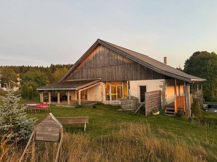 Ferienwohnung für 4 Personen, mit Balkon und Terrasse sowie Ausblick in Val-de-Travers