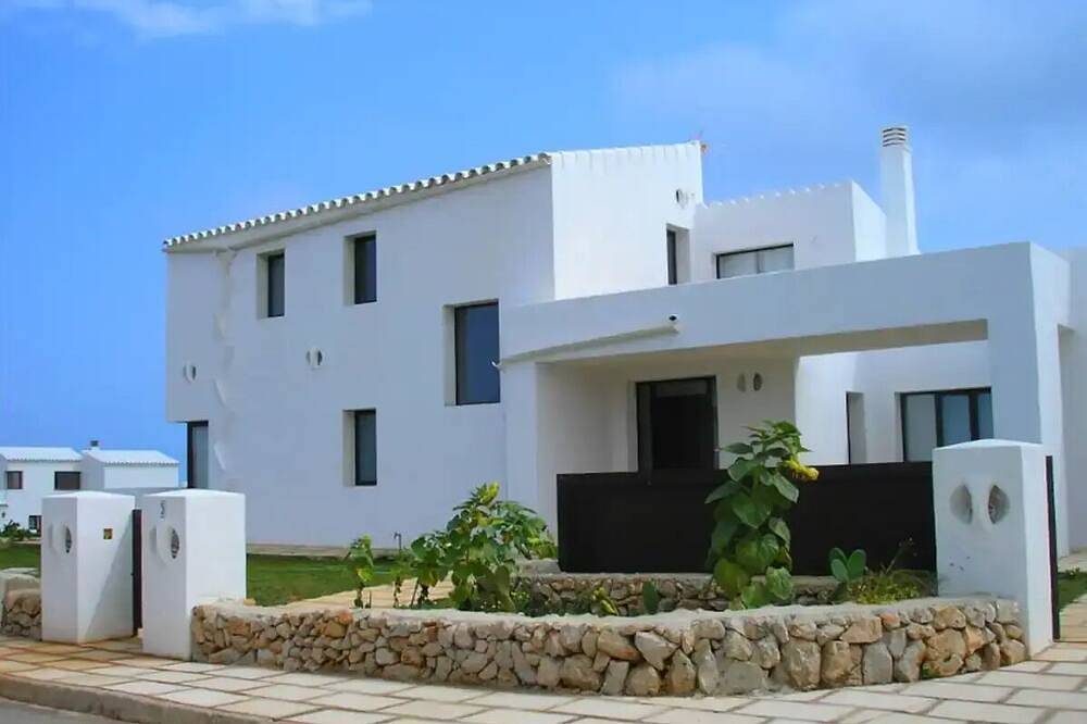 Gran villa, con piscina y parking privados, muy cerca de la playa, para 12 pax. in Cala Morell, Ciudadela