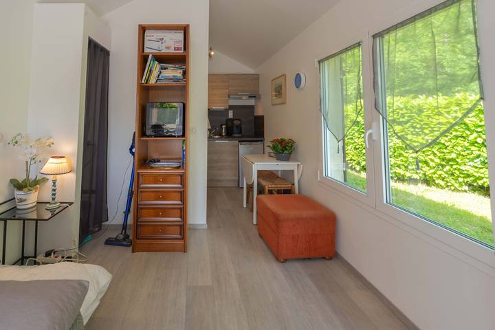 Entire studio, Studio Apartment 'Jardin Fleuri - Proche Foix' with Mountain View, Private Terrace and Wi-Fi in Saint-Paul-de-Jarrat, Ariège