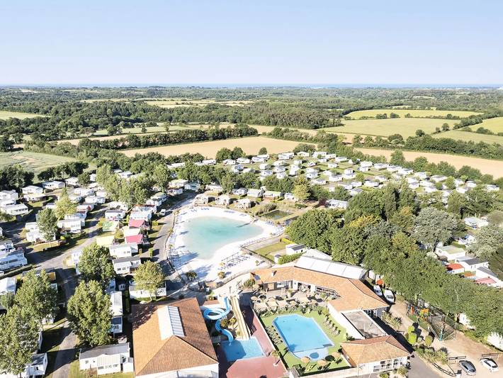 Camping pour 4 personnes, avec Terrasse et Piscine à Landevieille