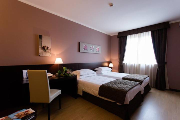 Hôtel pour 3 personnes, avec vue et piscine ainsi que jardin et sauna, animaux acceptés à Leinì - 3