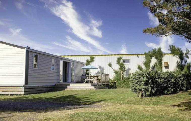 Camping pour 8 personnes, avec terrasse et bassin pour enfant à Guidel