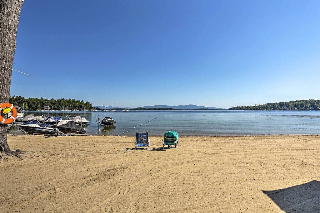 Ganze Wohnung, Lake Getaway: Walk Across Street to Private Beach! in Gilford, Lake Winnipesaukee