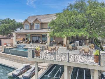 Vacation Rental for 14 Guests in Horseshoe Bay, Llano County, Picture 4