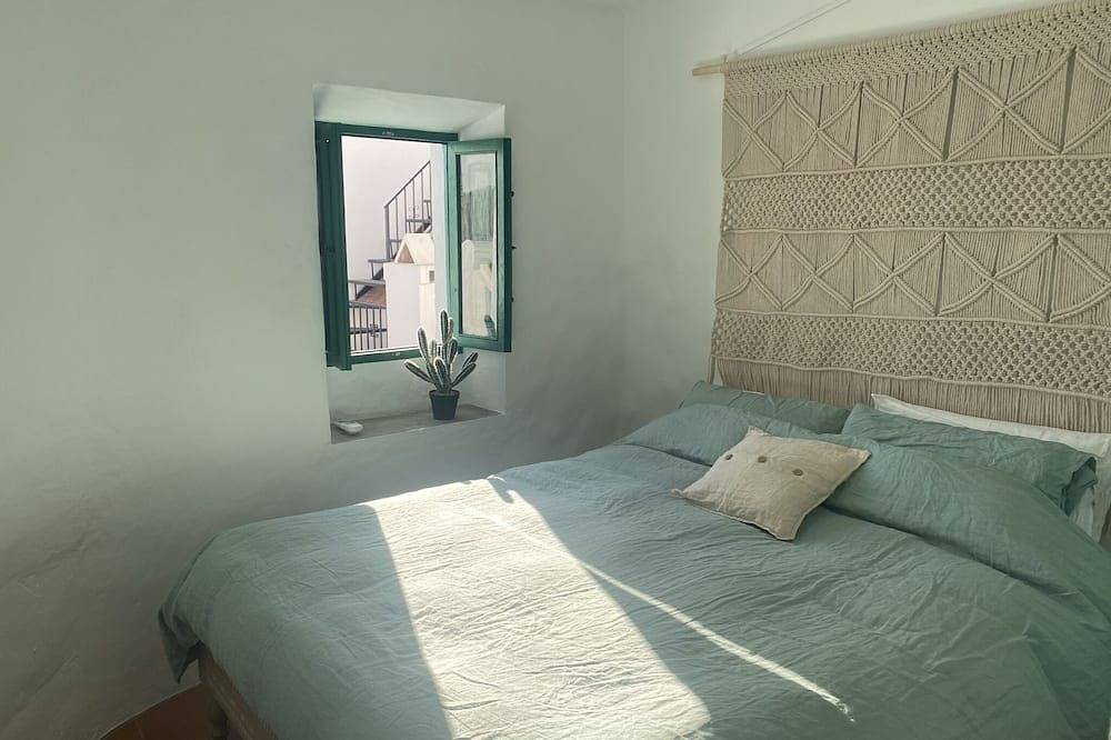 Enchanting 1 Bed with A/C, Sunny Terrace and Views in Cómpeta, Málaga Province