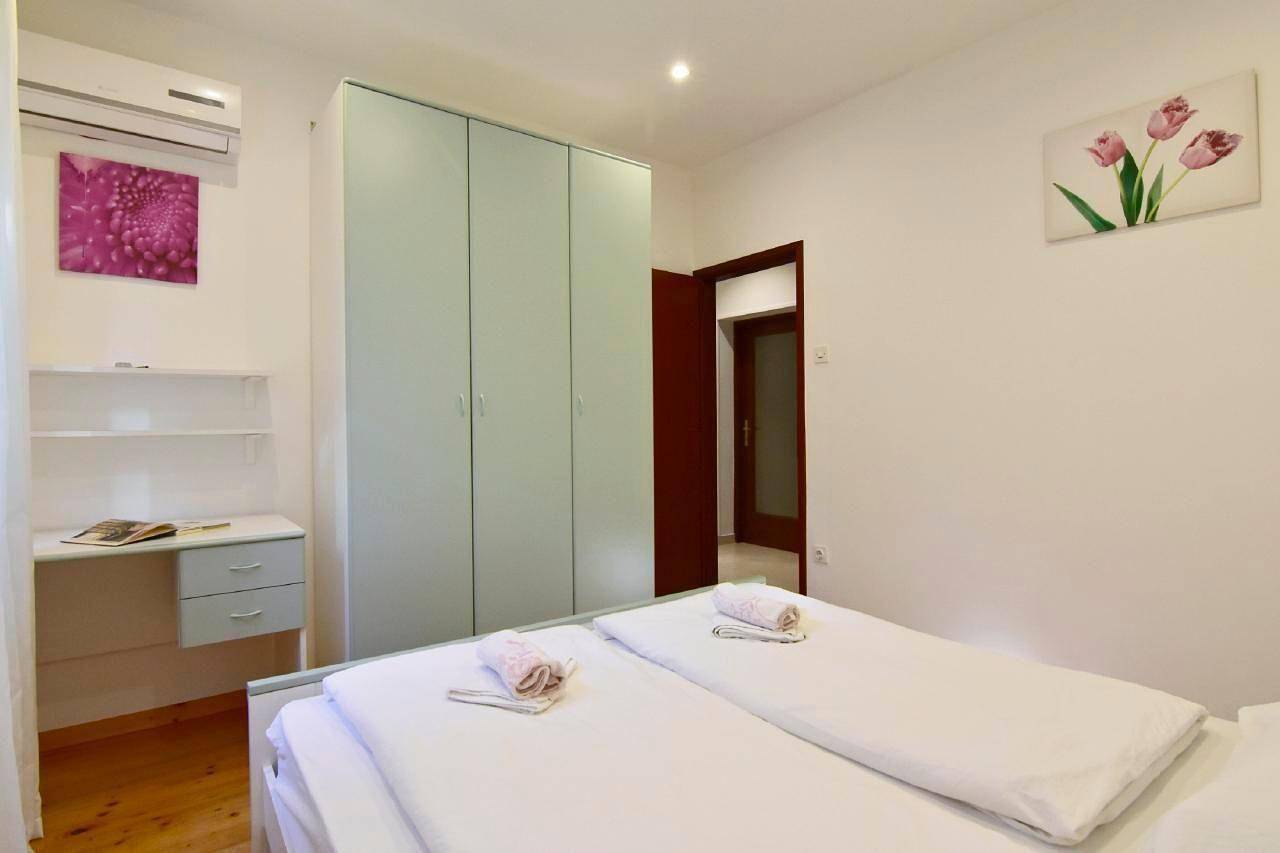 Schönes Ferienhaus in Zambratija mit Terrasse und Nah am Strand in Zambratija, Umag und Umgebung