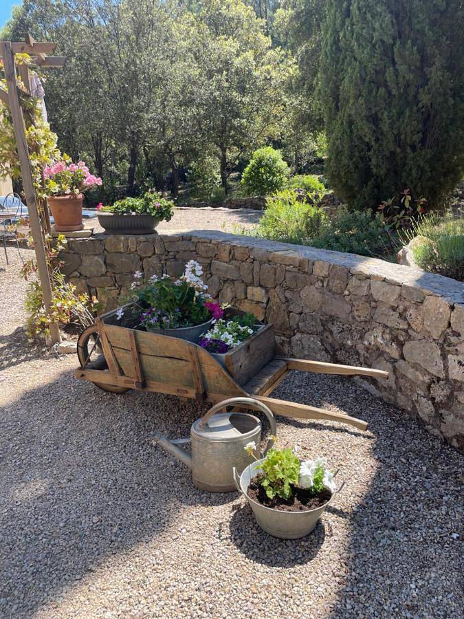 Chambre d’hôte pour 2 personnes, avec vue ainsi que jardin et piscine à Taradeau - 2