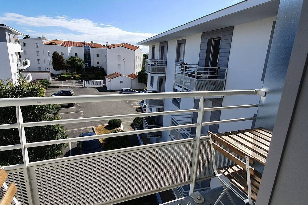 Ganze Wohnung, Quiet studio 2 steps from the old port and station with balcony in La Rochelle, La Rochelle und Umgebung