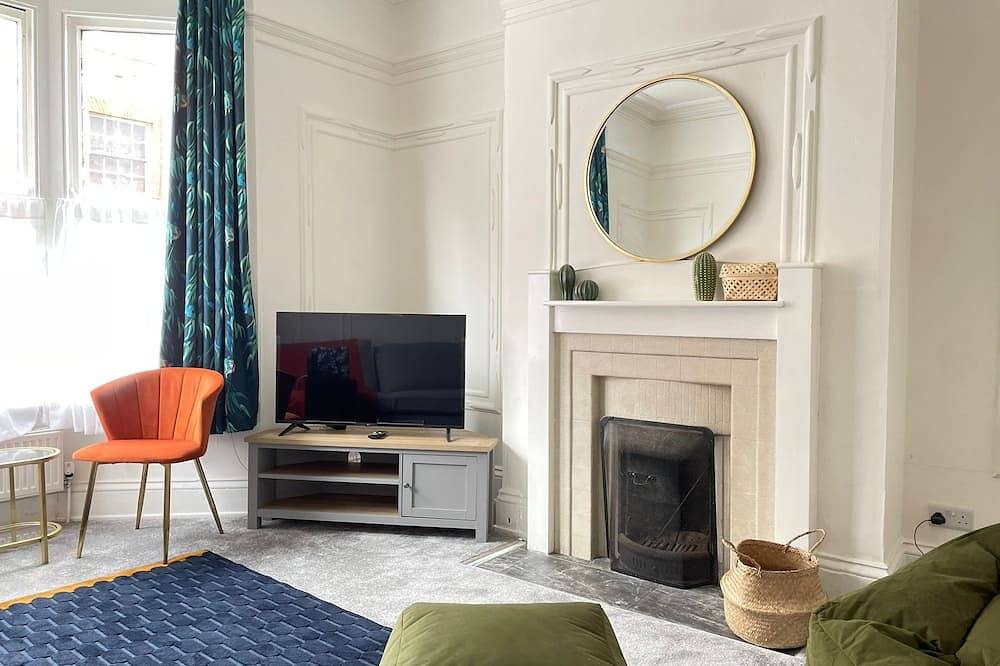 Spacious Victorian for 10 across Royal Infirmary in Leicester, Heart of England