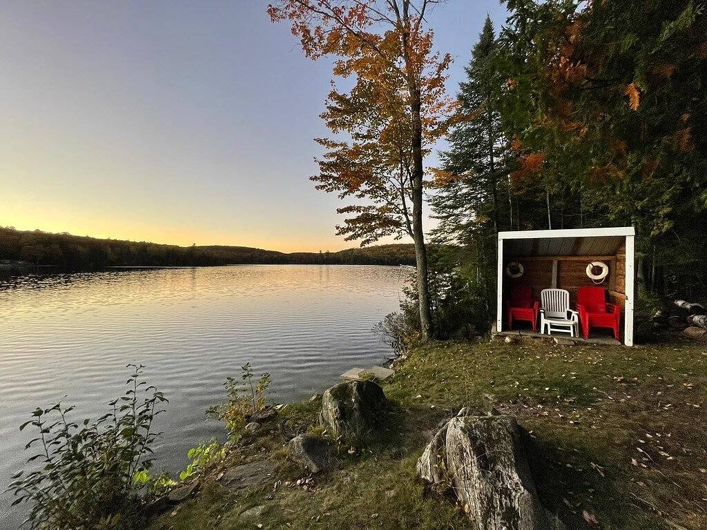 Dawson Loop Inn - Private Lakefront Cottage in Hastings Highlands, Ontario