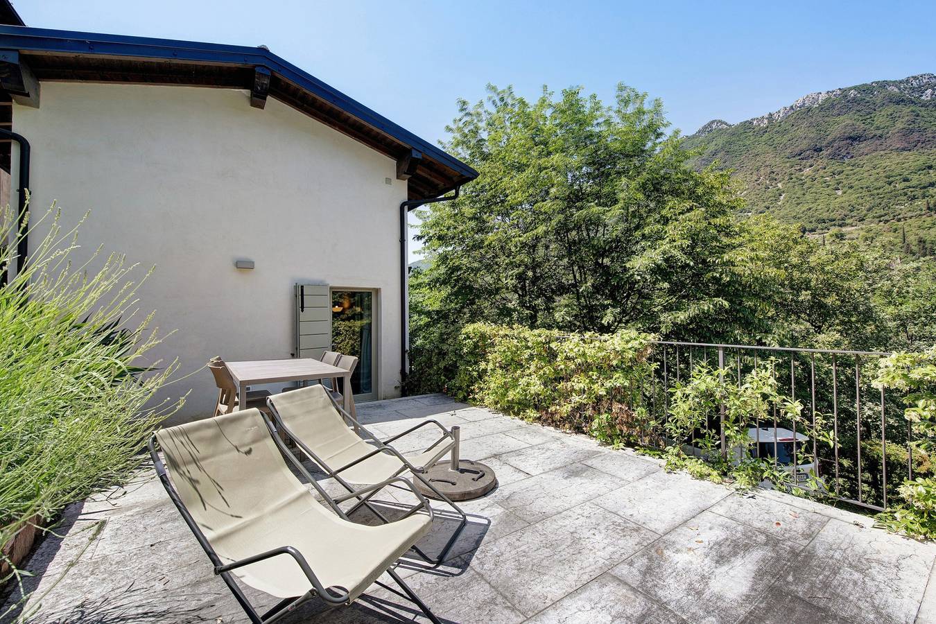 Monolocale intero, Casa vacanze "La Casetta Nel Bosco" con terrazza privata e Wi-Fi in Toscolano-Maderno, Prealpi Gardesane