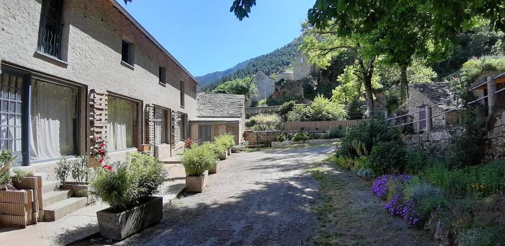 Chambre d’hôte pour 3 personnes, avec Terrasse et Jardin ainsi que Vue sur le lac et Vue dans les Gorges du Tarn