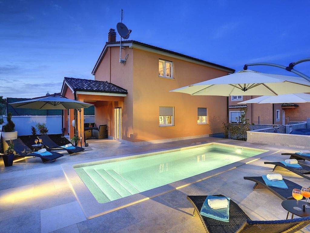 Villa in Pula mit Schwimmbecken in Sisan, Südküste Istrien