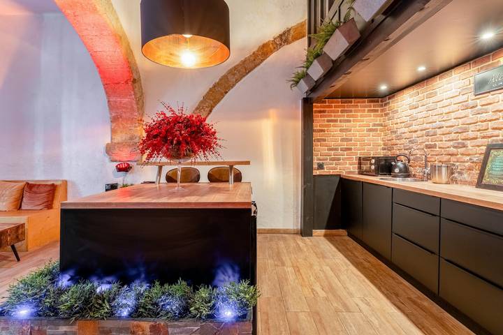 Entire apartment, Love Room 70m² with Private Spa in the Heart of Salon-de-Provence in Salon-de-Provence, Mediterranean Coast (France)