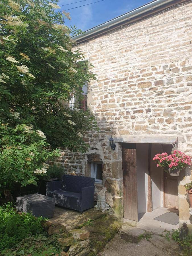 Chambre d’hôte pour 2 personnes, avec Terrasse et Jardin ainsi que Piscine et Vue dans Montigny-Mornay-Villeneuve-sur-Vingeanne