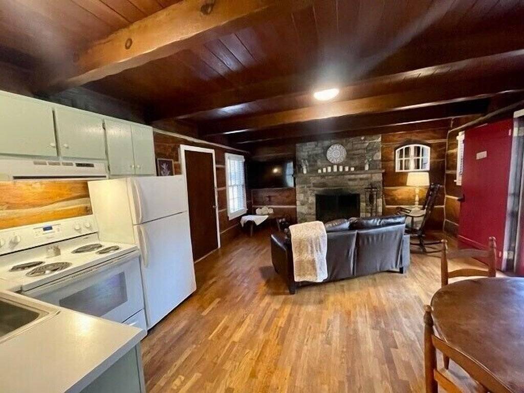 Cabin 2 - 1 Bedroom Cabin with Campbell Creek view in Pioneer Village in Blue Ridge Parkway, Maggie Valley