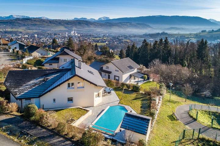 Location de vacances pour 8 personnes, avec Terrasse et Jardin ainsi que Piscine et Vue à Rumilly