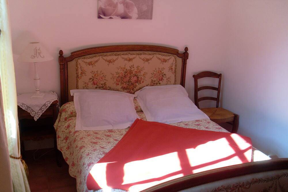 Country house. quiet nature location starry village, altitude800 m in Vachères, Regionaler Naturpark Luberon