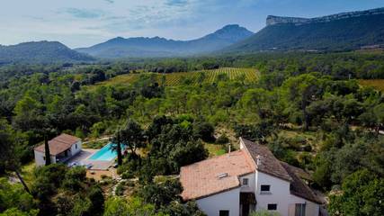 Gîte pour 12 personnes, avec piscine ainsi que terrasse et jardin à Valflaunès