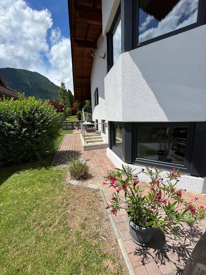 Ferienwohnung für 4 Personen, mit Terrasse und Garten sowie Ausblick in Obsteig
