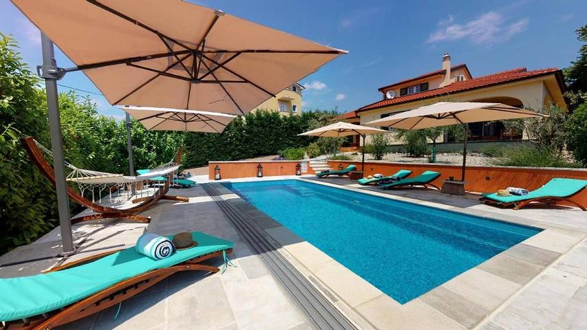 Ferienhaus für 6 Personen, mit Balkon und Whirlpool sowie Terrasse und Garten