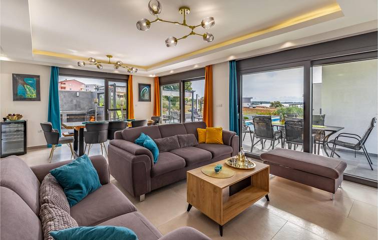 Charmante 180 m² große Wohnung mit Pool, WLAN und Zugang zum Strand in Pomer, Südküste Istrien