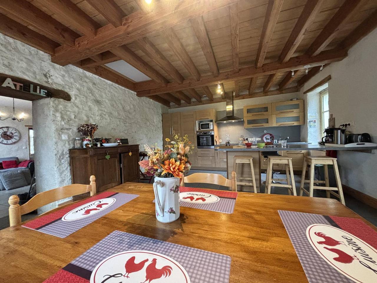 Gîte Écologique Confortable avec Jardin et Animaux Acceptés in Saint-Bonnet-de-Rochefort, Région de Vichy