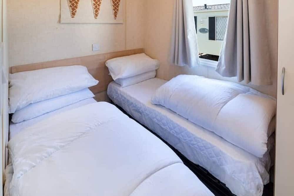 Dog Friendly* Lovely Caravan by the Beach, 4 Berth, Towyn, North Wales in Towyn, Conwy region