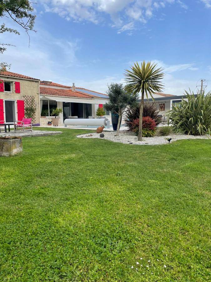 Location de vacances pour 10 personnes, avec Terrasse et Jardin ainsi que Piscine et Vue à Le Gué-d'Alleré