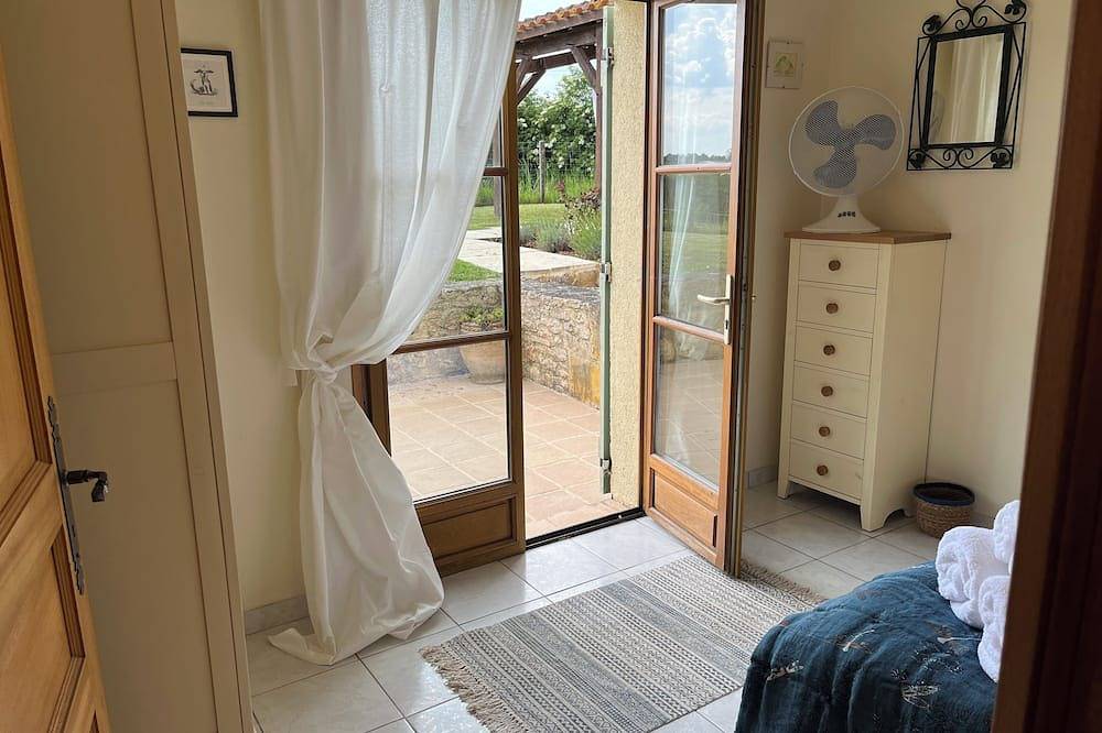 Hideaway Gite nestled under a magnificent 12th C. Chateau in beautiful Perigord in Biron, Périgord Pourpre