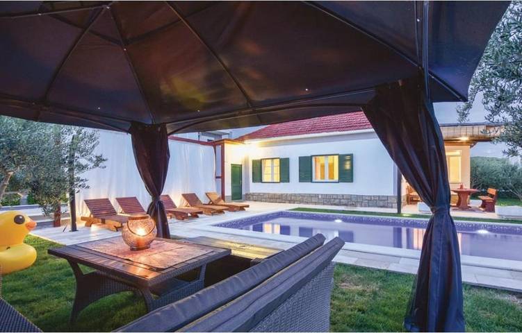 Villa pour 6 personnes, avec terrasse et piscine à Solin - 2