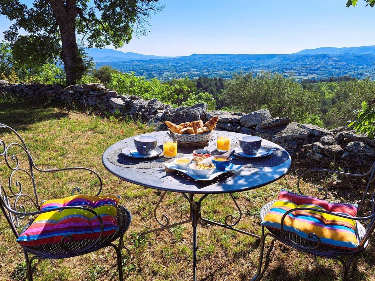 Double or Twin Room with Private Bathroom in Lacoste, Parc naturel régional du Luberon