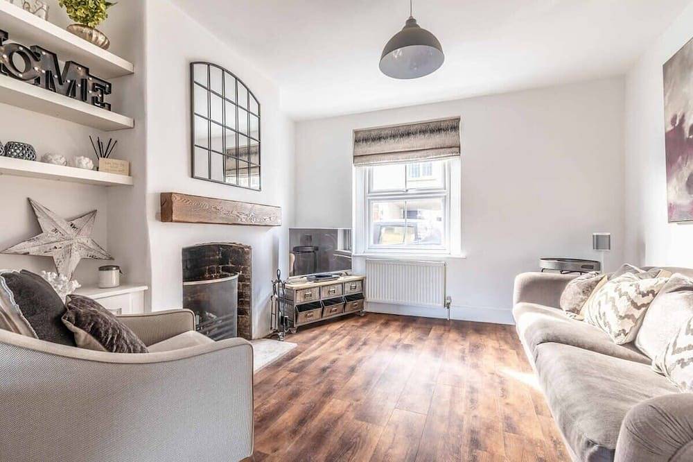 Stunning Victorian Cottage in Windsor By Tempstay in Windsor, Berkshire