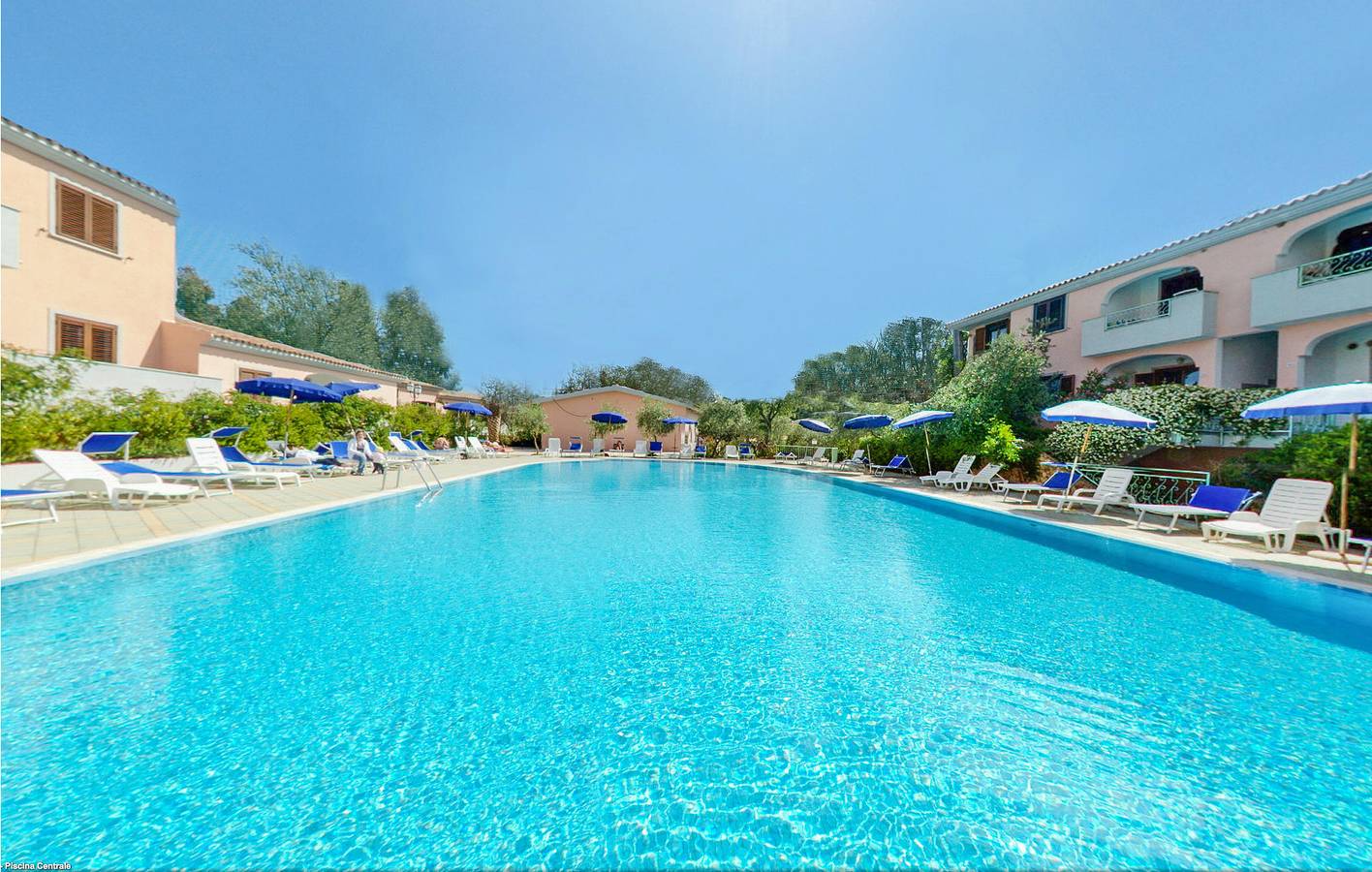 Ganze Ferienwohnung, Apartment am Pool mit Kochnische und Internet 1,5 km vom Strand entfernt in Sos Alinos, Orosei